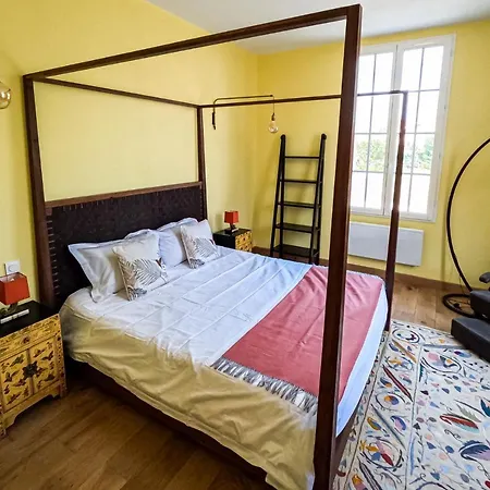 23 Guest house *