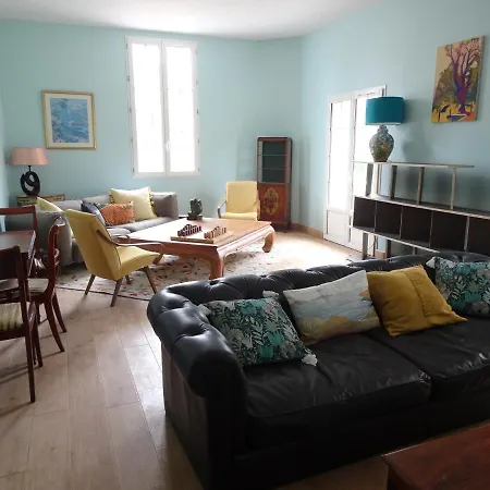 23 Guest house *